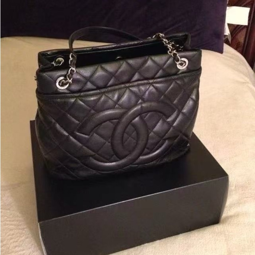 CHANEL Black Quilted Shoulder Bag with Chain Strap